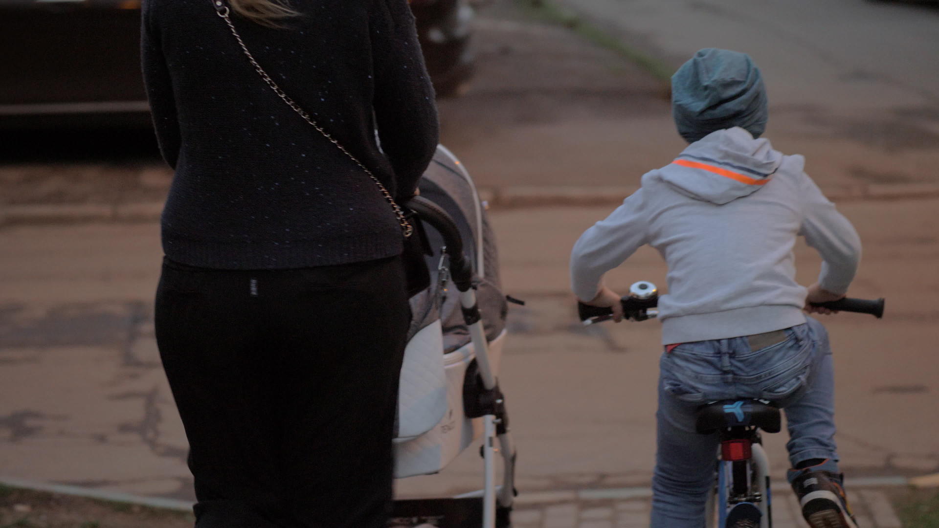 大男孩和两个孩子的母亲一起骑自行车视频的预览图