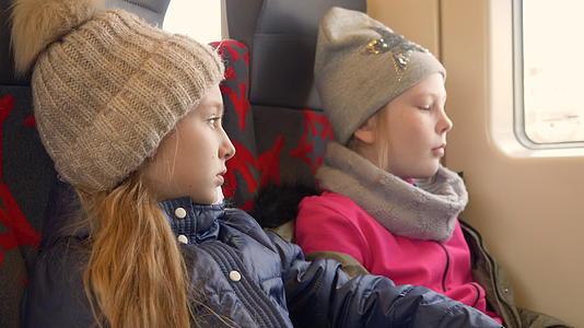 女孩们正在坐火车旅行视频的预览图