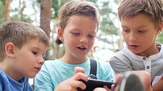三个男孩在玩电子游戏视频的预览图