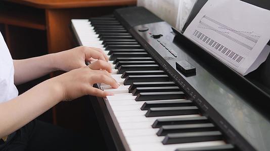 电子钢琴视频的预览图