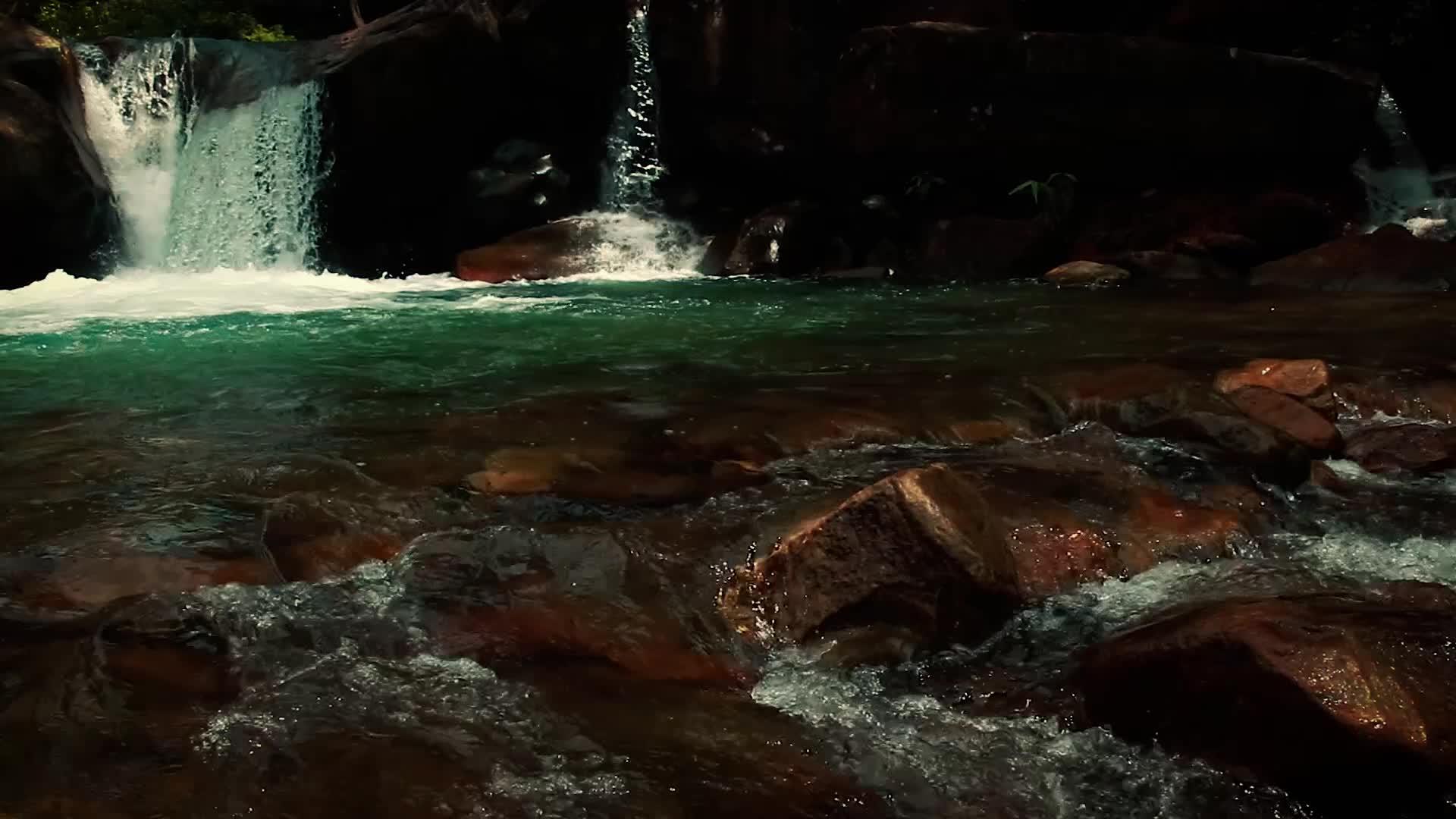 黑暗瀑布的景色视频的预览图