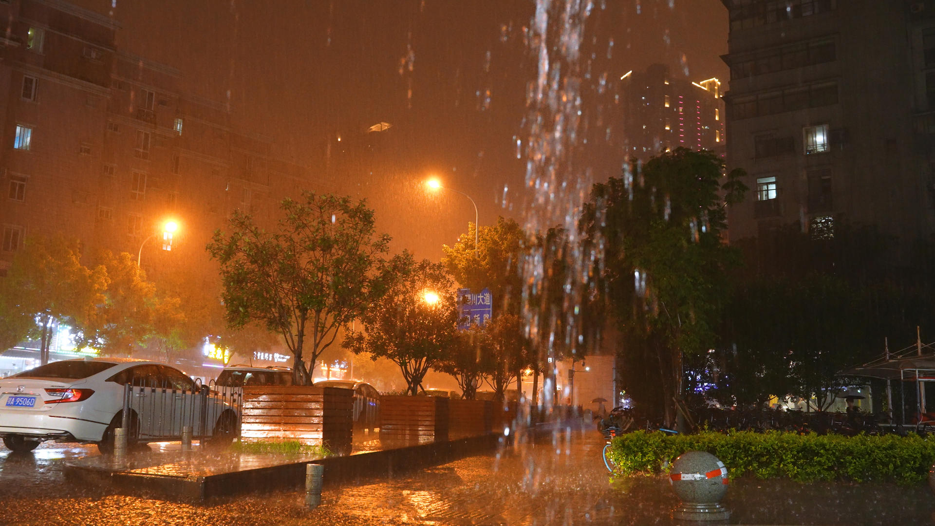 慢镜头升格拍摄4k素材城市天气雨天夜景暴雨街景灯光视频的预览图