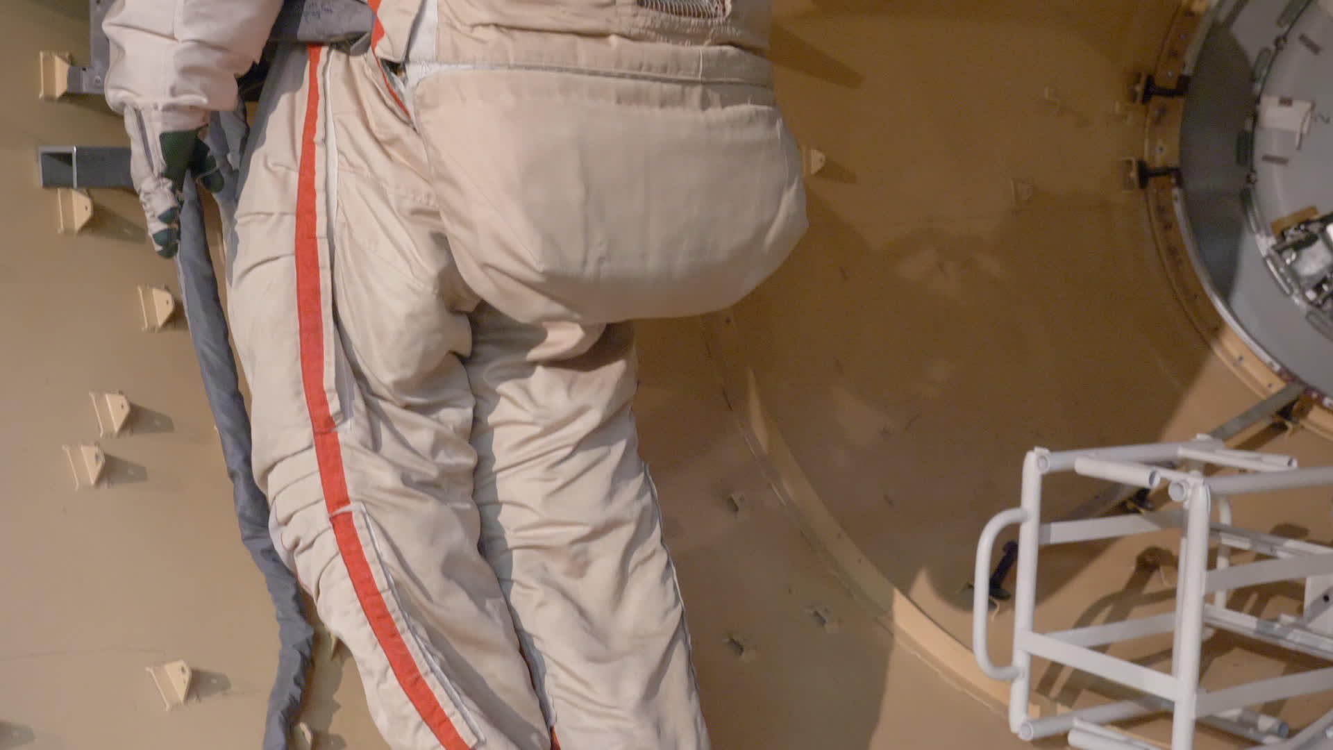 宇宙博物馆展出的宇宙飞船上的太空人服装视频的预览图