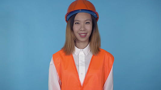 美丽的韩国女性建筑工人可以展示手势视频的预览图