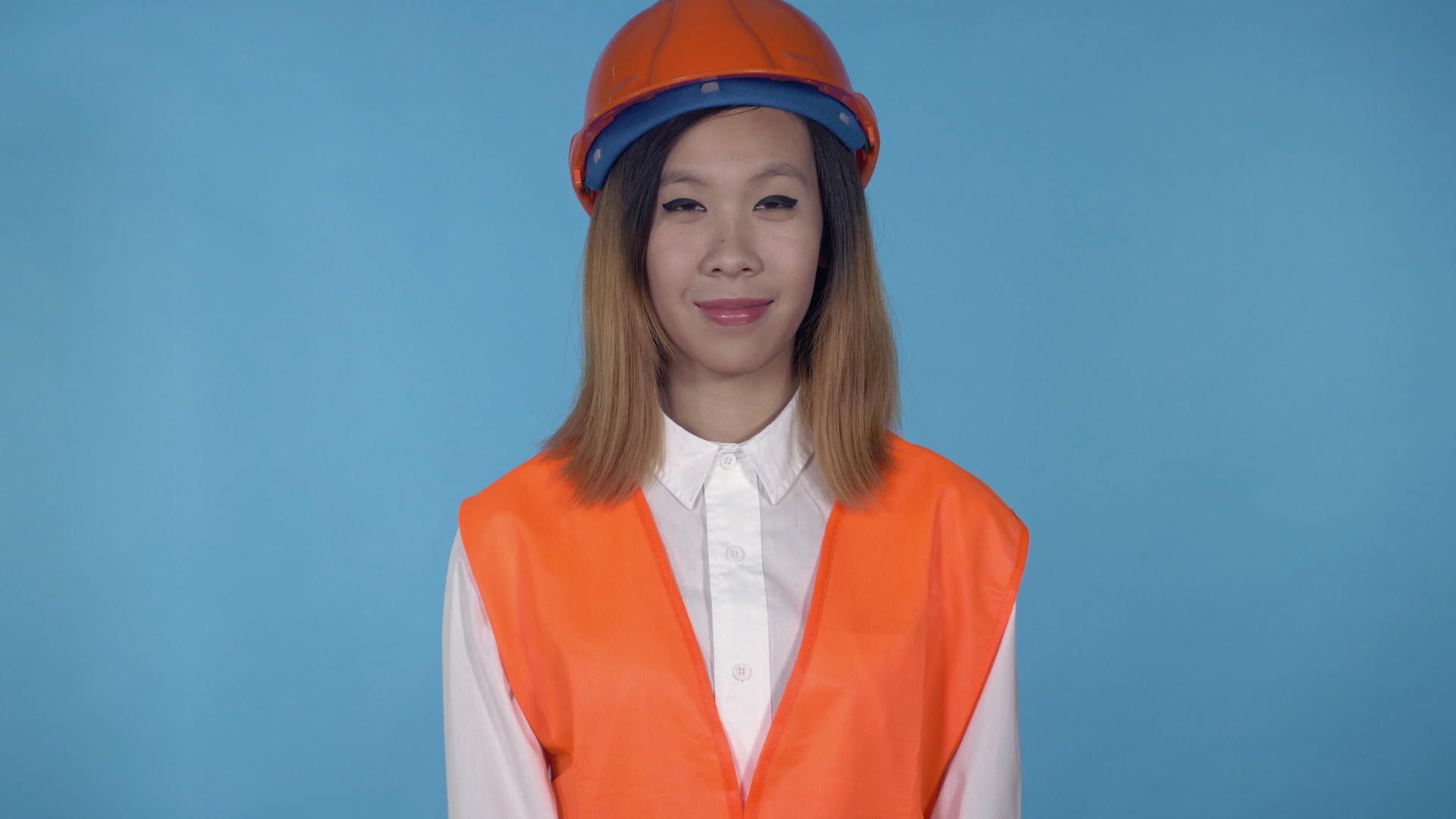 美丽的韩国女性建筑工人视频的预览图