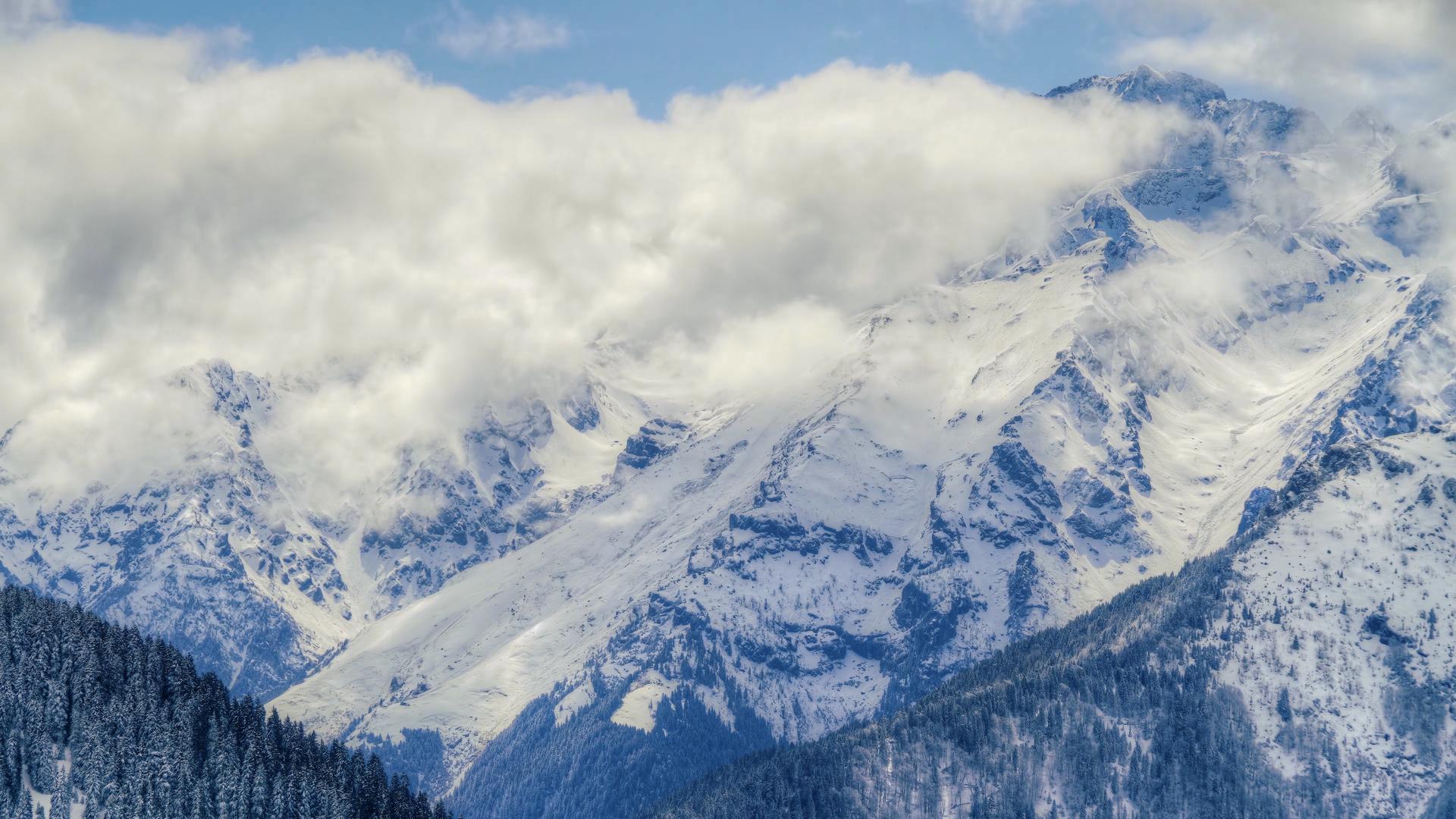 8K冬季雪山云雾缭绕延时视频的预览图