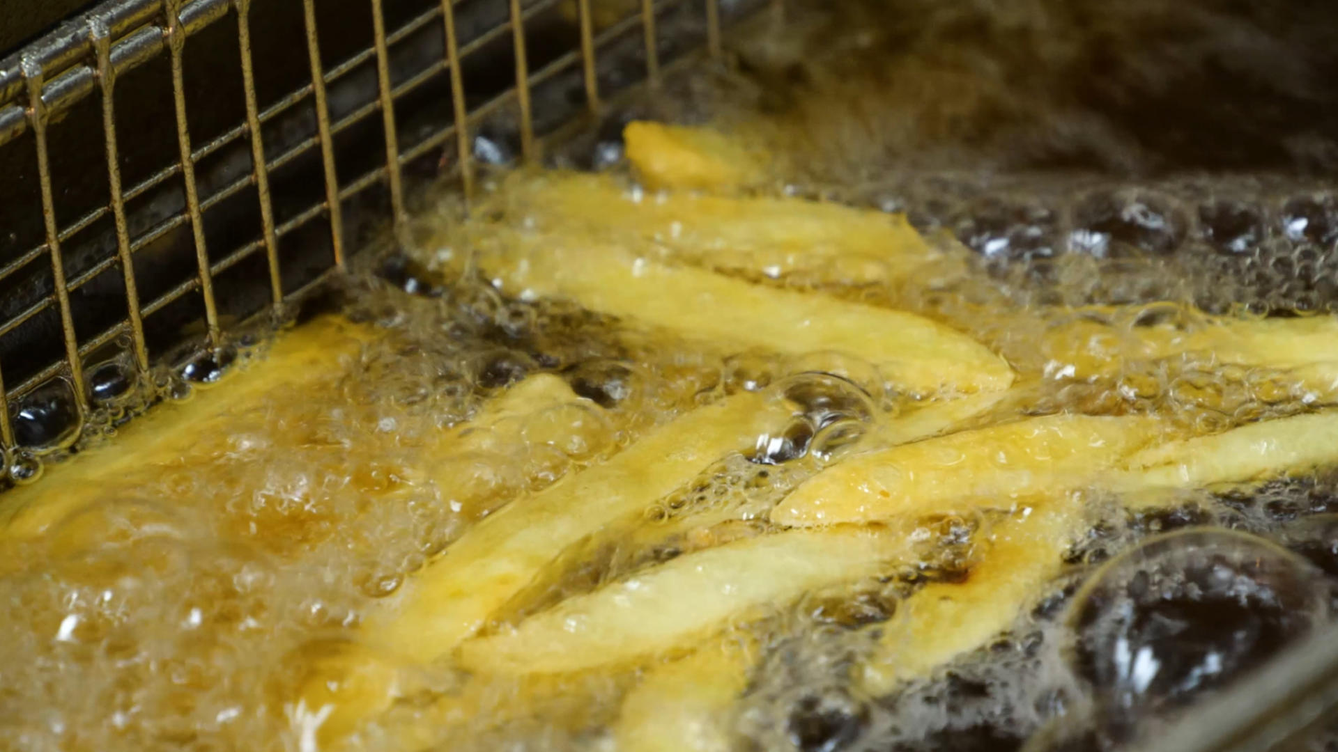 4k炸薯条土豆条油炸实拍美食视频的预览图