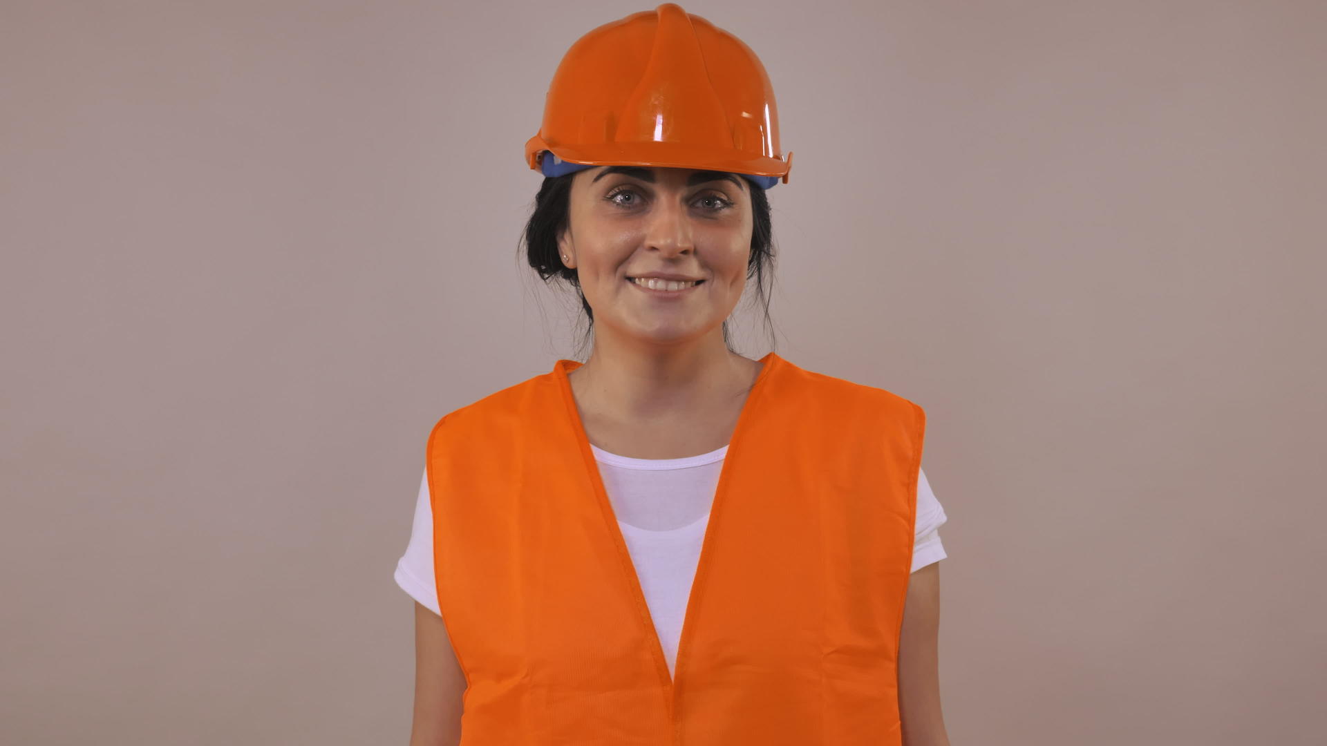女工人安全背心快乐视频的预览图