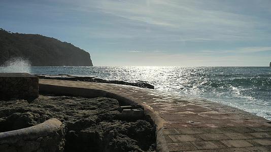 西部徒步旅行者在西班牙马略卡岛沿着美丽的海岛风景视频的预览图