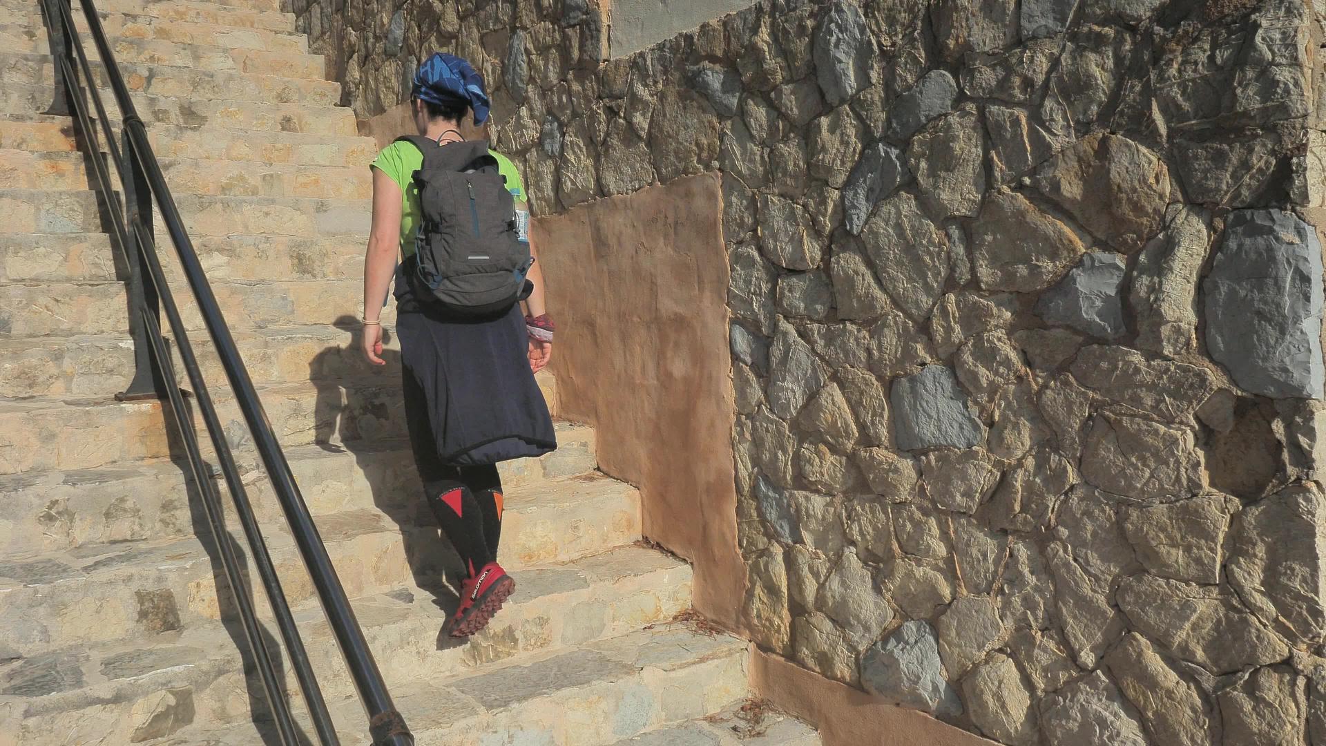 沿海建筑女性从海滩爬上薄楼梯到西班牙梅洛尔卡岛视频的预览图