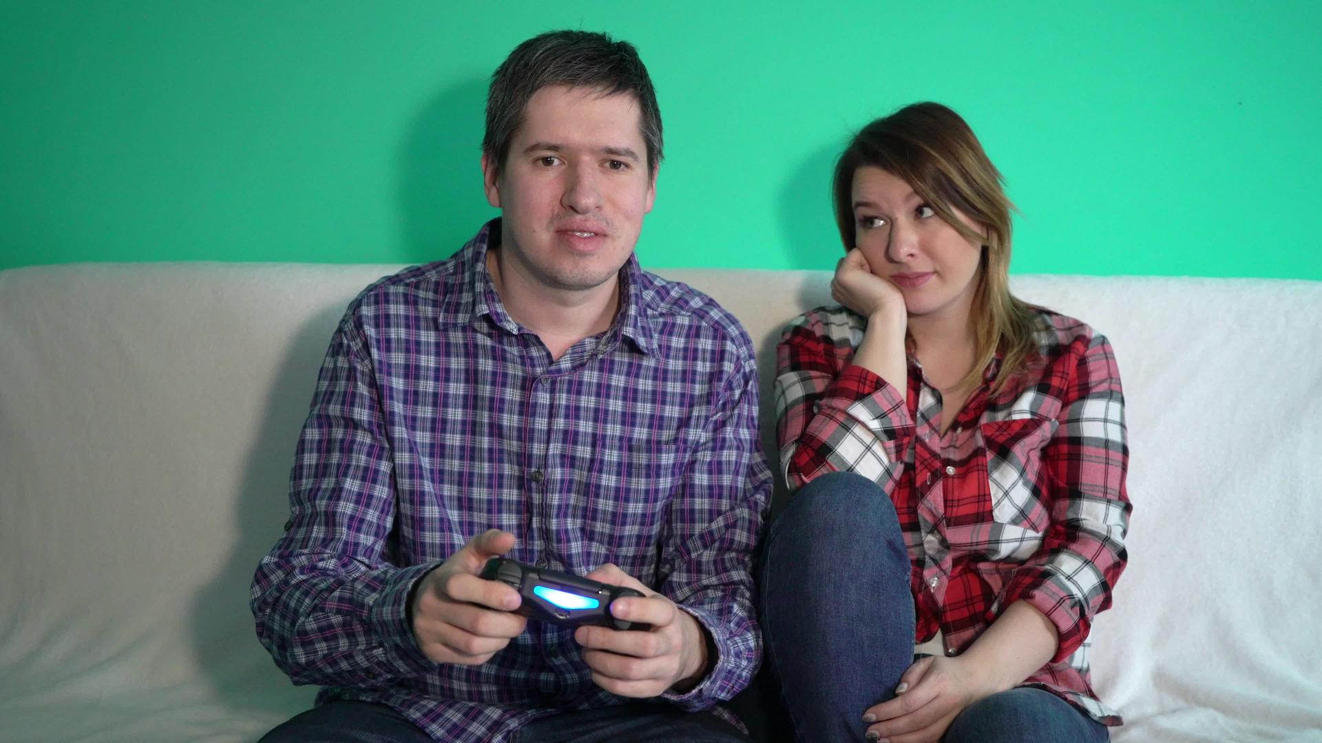 男人在玩电子游戏他的女孩在她的客厅里生他的气视频的预览图