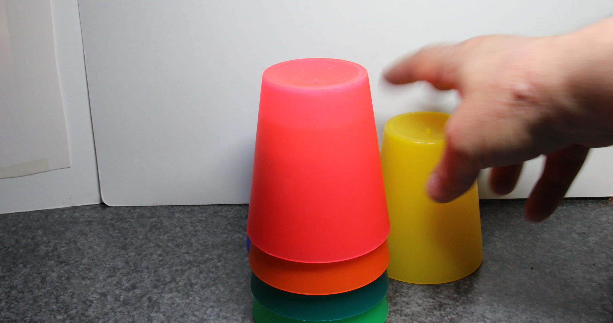 彩色咖啡杯堆叠在一起视频的预览图