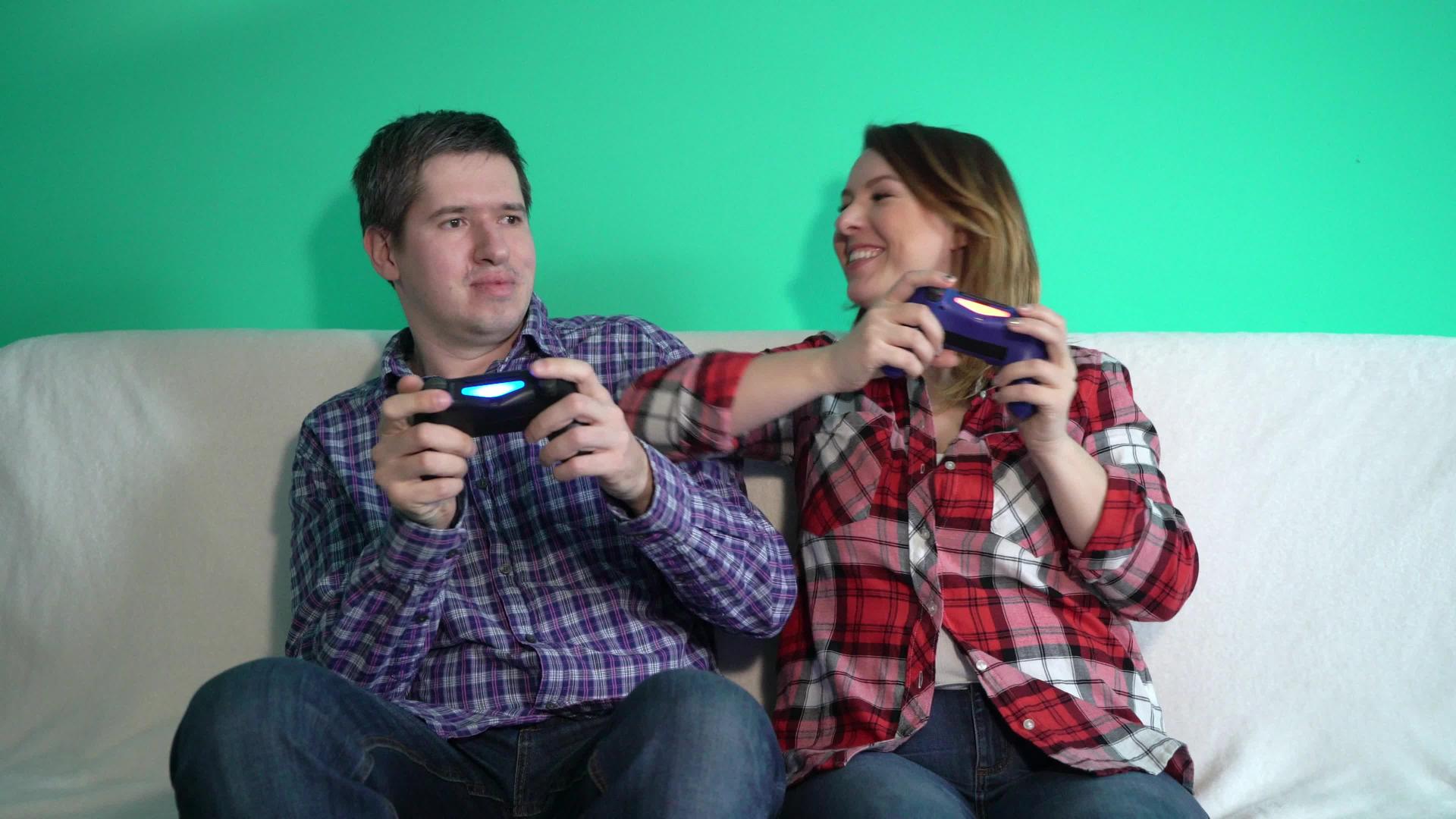 玩电子游戏的情侣视频的预览图