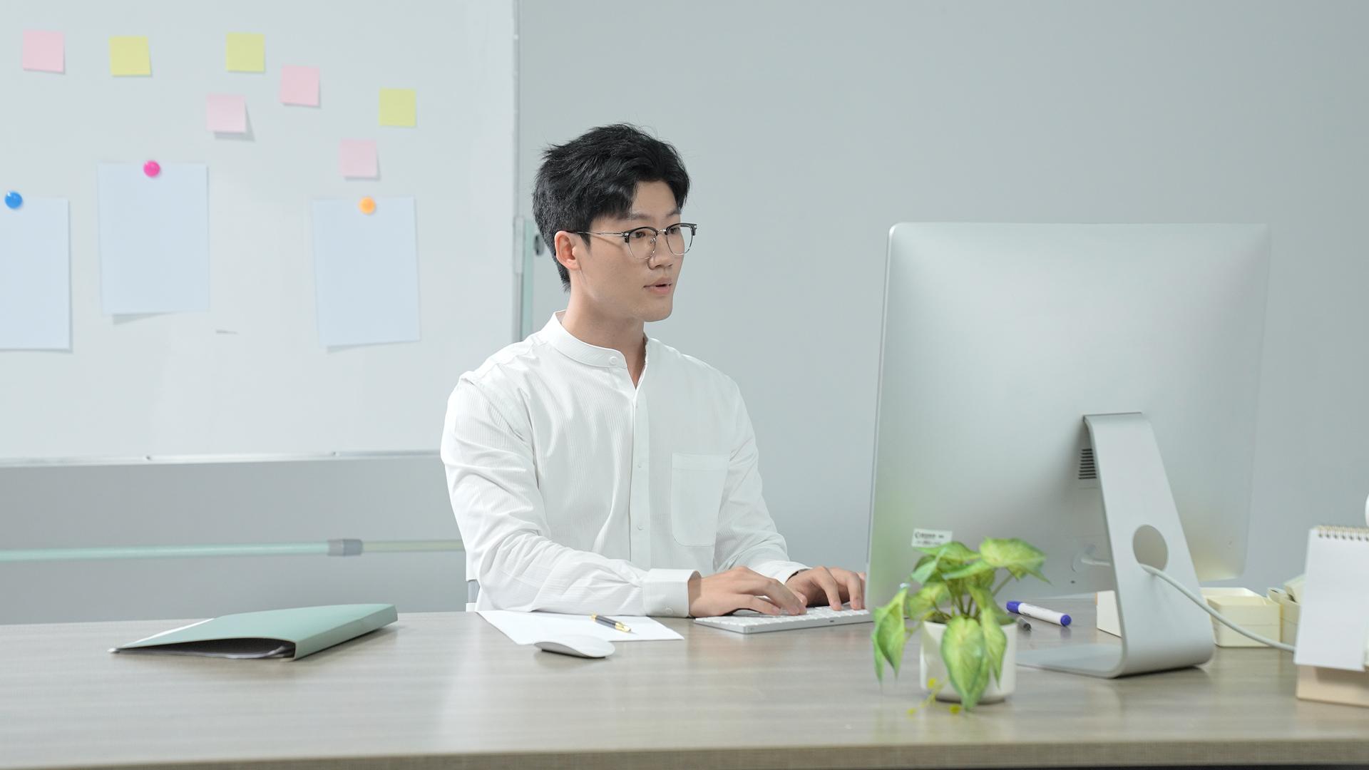 工作场所的年轻人使用计算机办公室视频的预览图