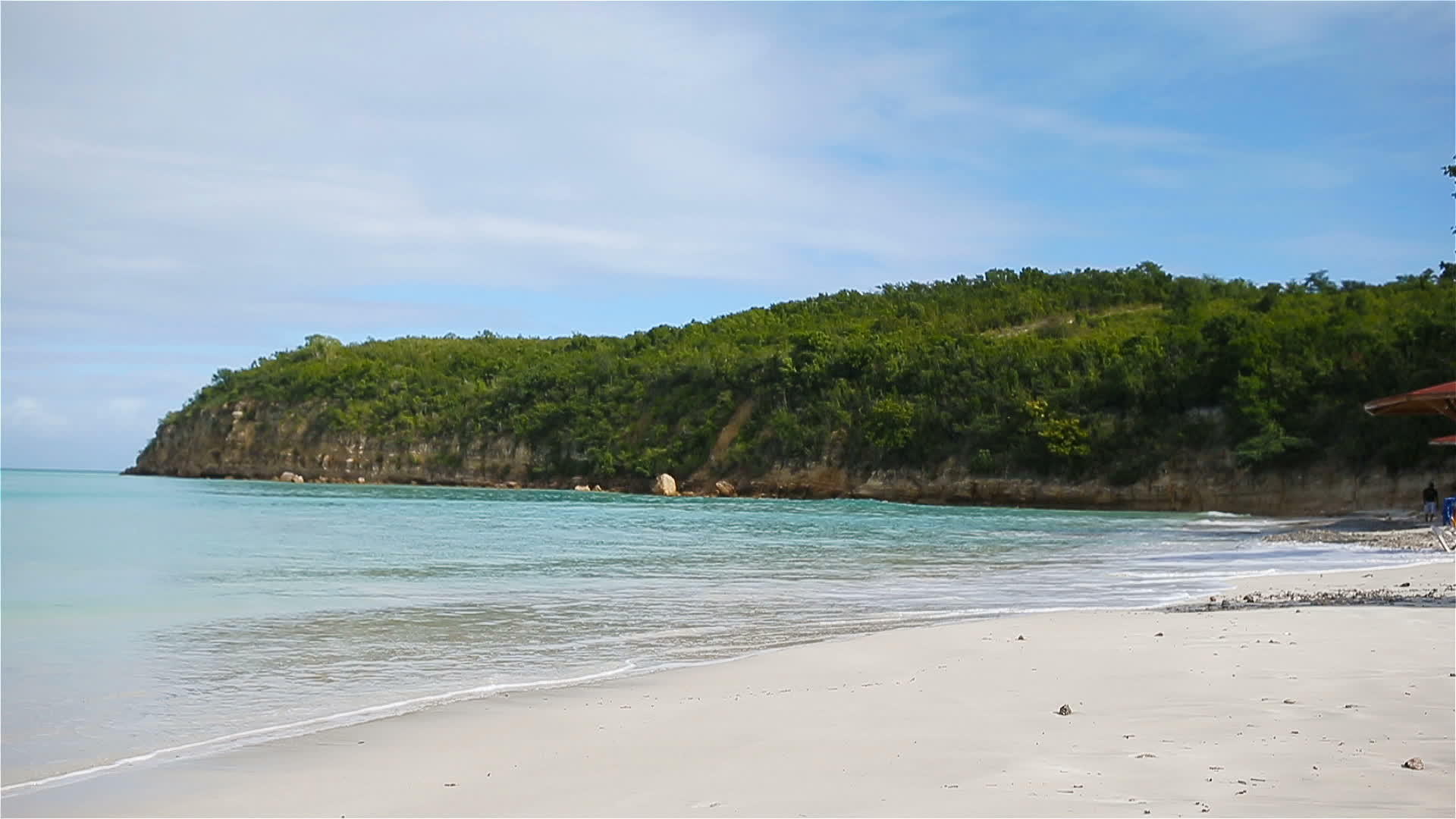 热带小湾海滩海滩包括白色沙滩、绿色宝石水和抗古阿岛蓝天视频的预览图