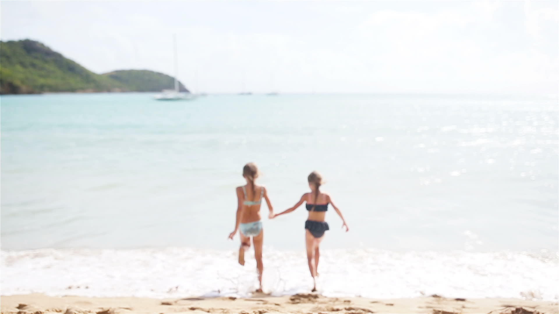 热带长河白色沙滩绿宝石洋水古老的阿岛蓝天视频的预览图