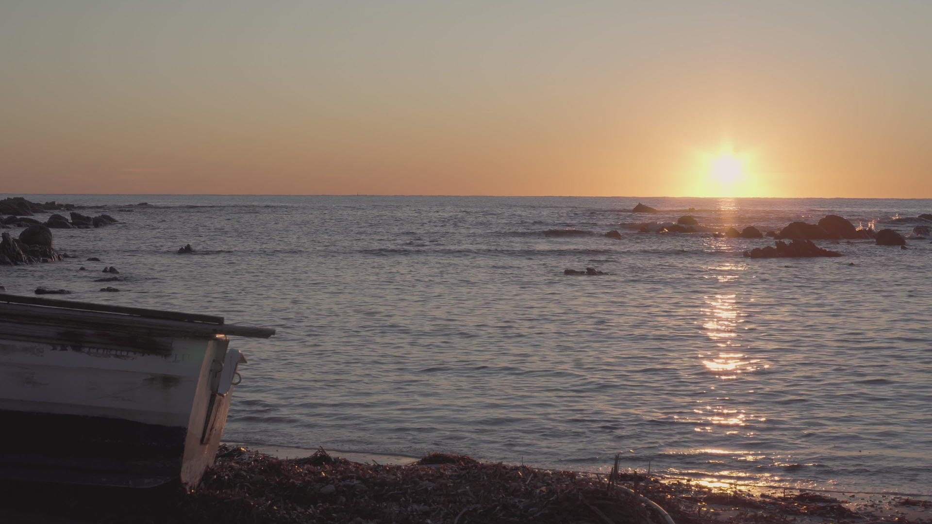 黎明或黄昏时在海滩上的木船视频的预览图
