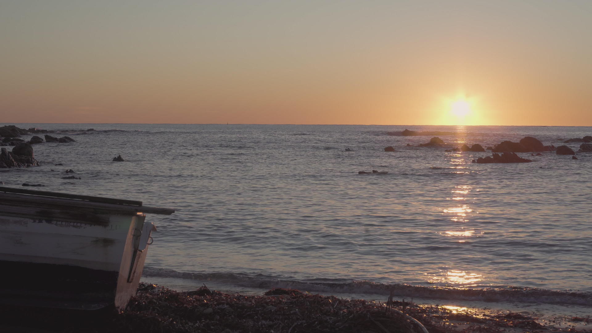 黎明或黄昏时分海滩上的木船在小水中反射阳光—prores视频的预览图