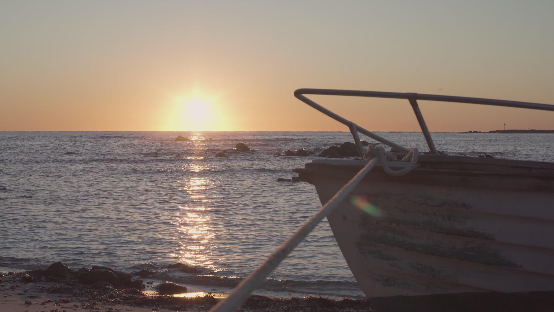 黎明或黄昏时分海滩上的木船在小水中反射阳光—prores视频的预览图