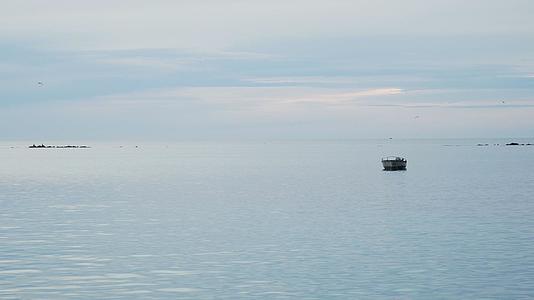 渔船在日出或日落后停泊在海湾视频的预览图