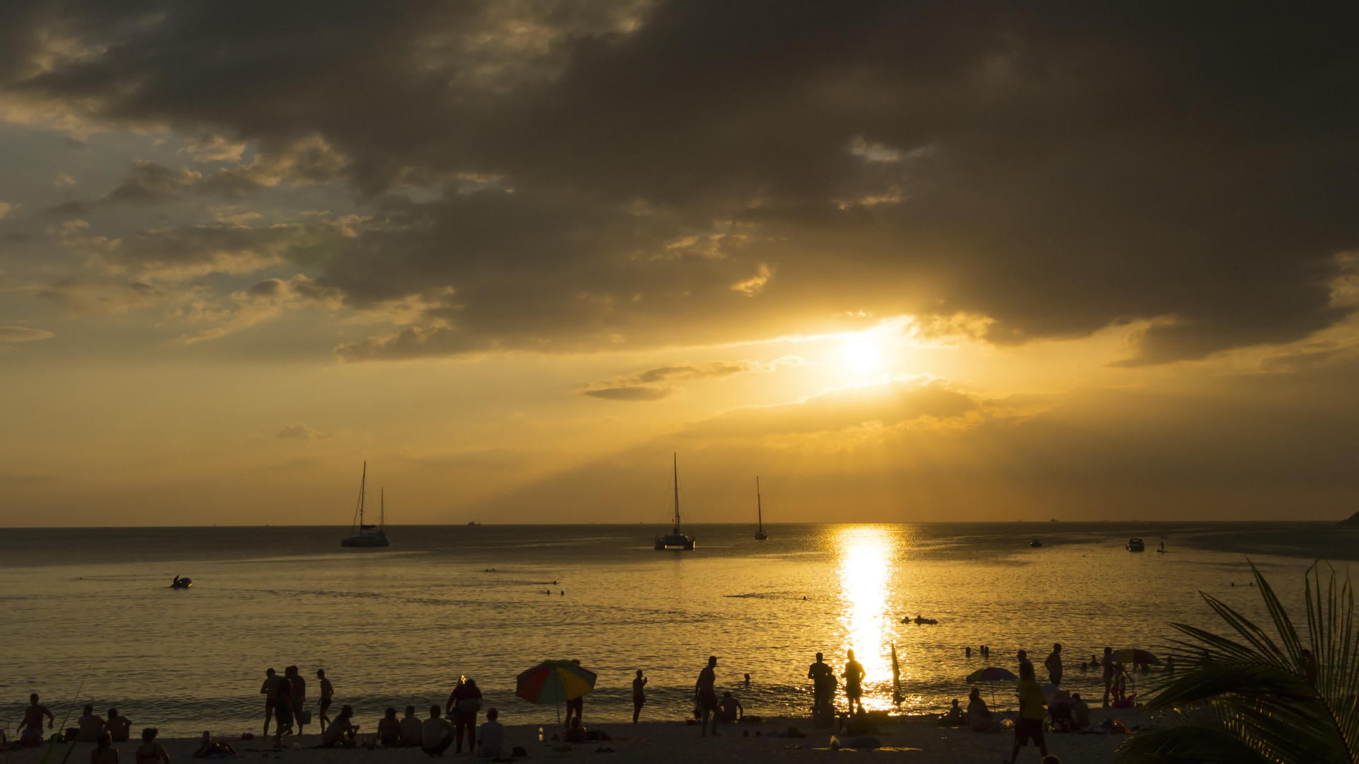 黄昏时分在普吉岛的海滩上视频的预览图