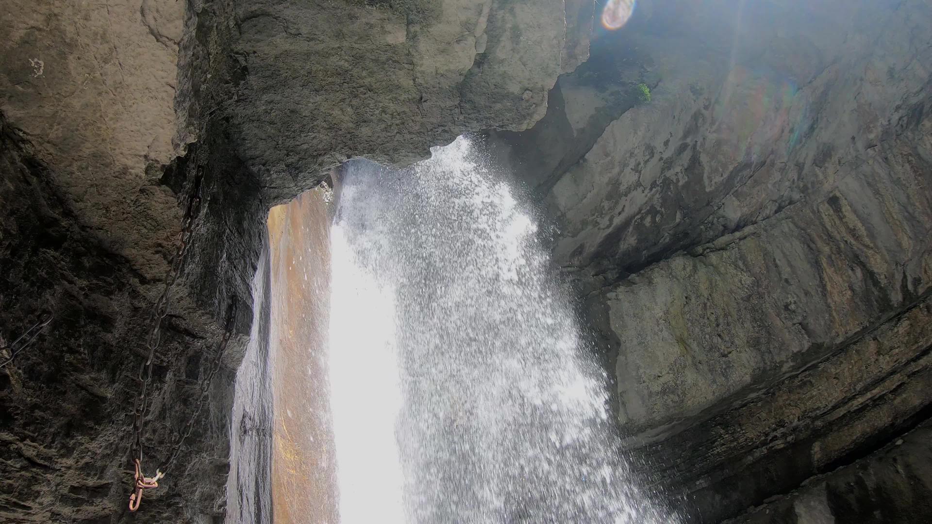 强大的瀑布尼基湖附近的强大瀑布视频的预览图