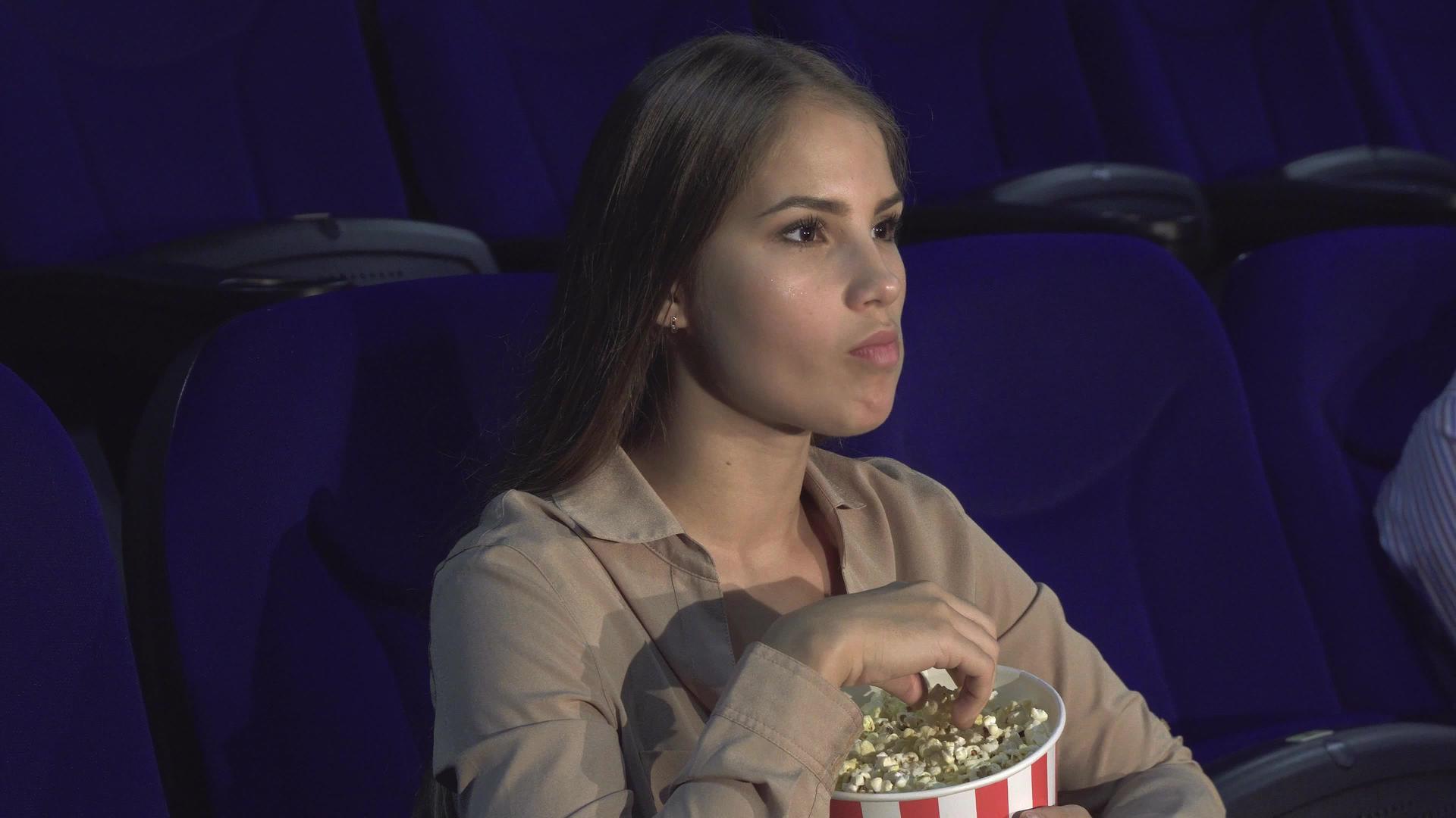 女孩静静地坐在电影院里视频的预览图