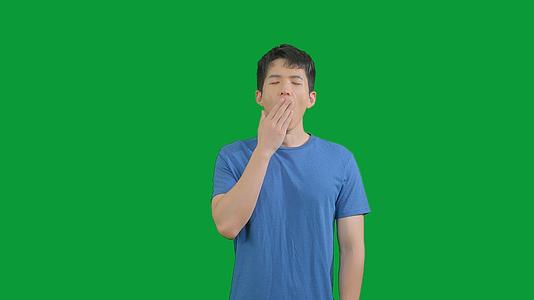 4K绿幕男青年打哈欠视频的预览图