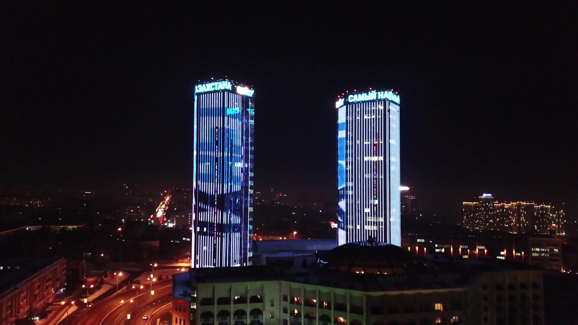 两栋相同高度的建筑灯光照亮视频的预览图