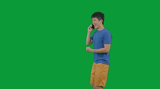 4K绿幕男青年接打电话开心激动视频的预览图