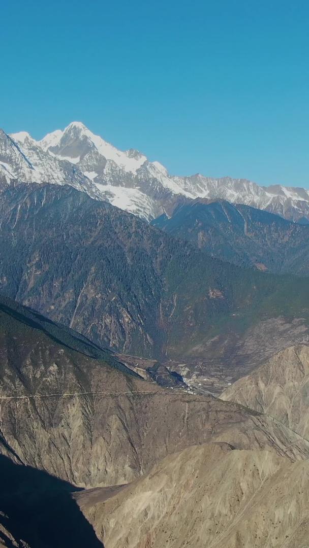 梅里雪山太子十三峰航拍全景视频视频的预览图