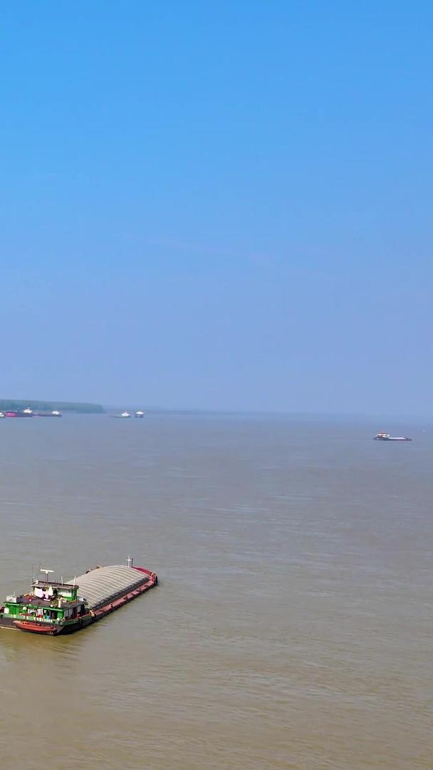 在平原长江航拍巨轮货船上行驶视频的预览图