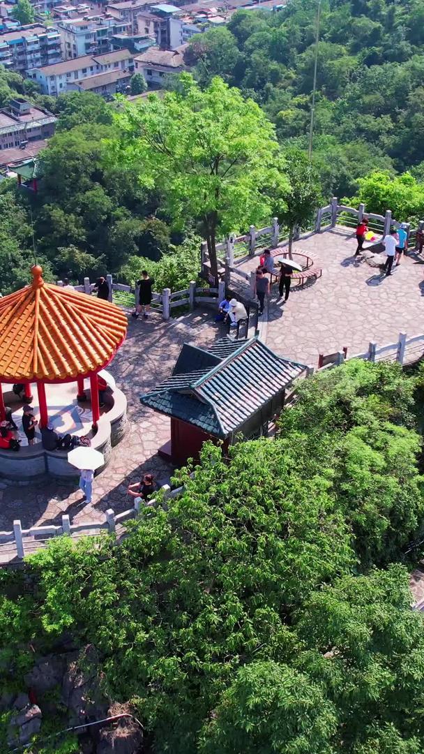 游客航拍在桂林5A景区叠彩山顶和伏波山顶视频的预览图