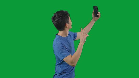 4K绿幕男青年手机自拍视频的预览图