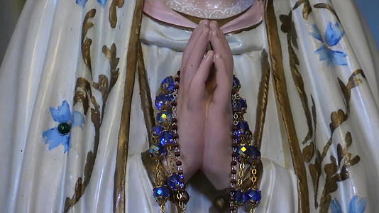 天主教教堂的蜡烛和处女玛丽雕像视频的预览图