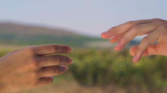 男人的手和女人的手慢慢地向另一个方向移动视频的预览图