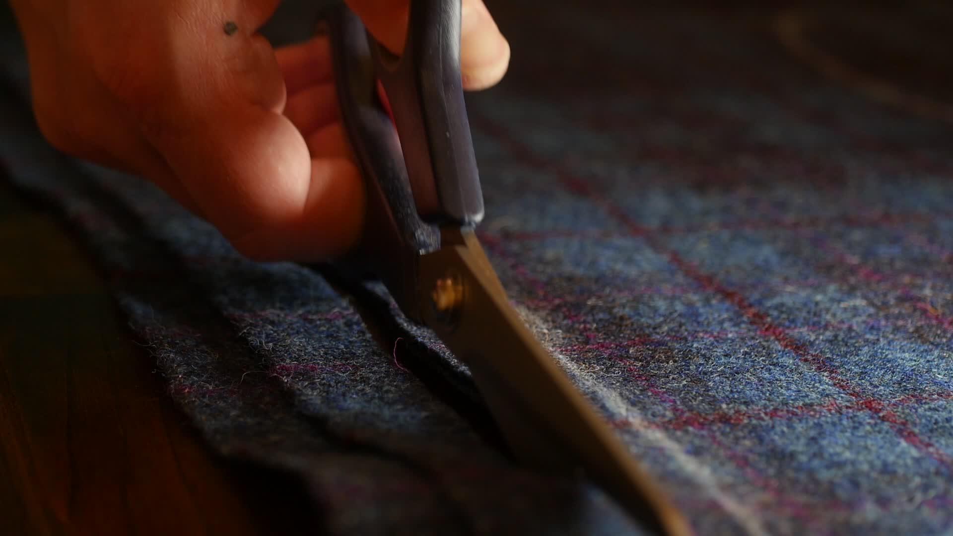缝纫时在工作室的桌子上用剪刀剪切花视频的预览图
