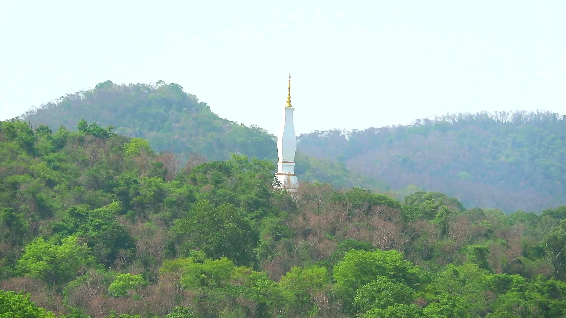金白色的塔顶延伸到山顶Thamprathun寺庙视频的预览图