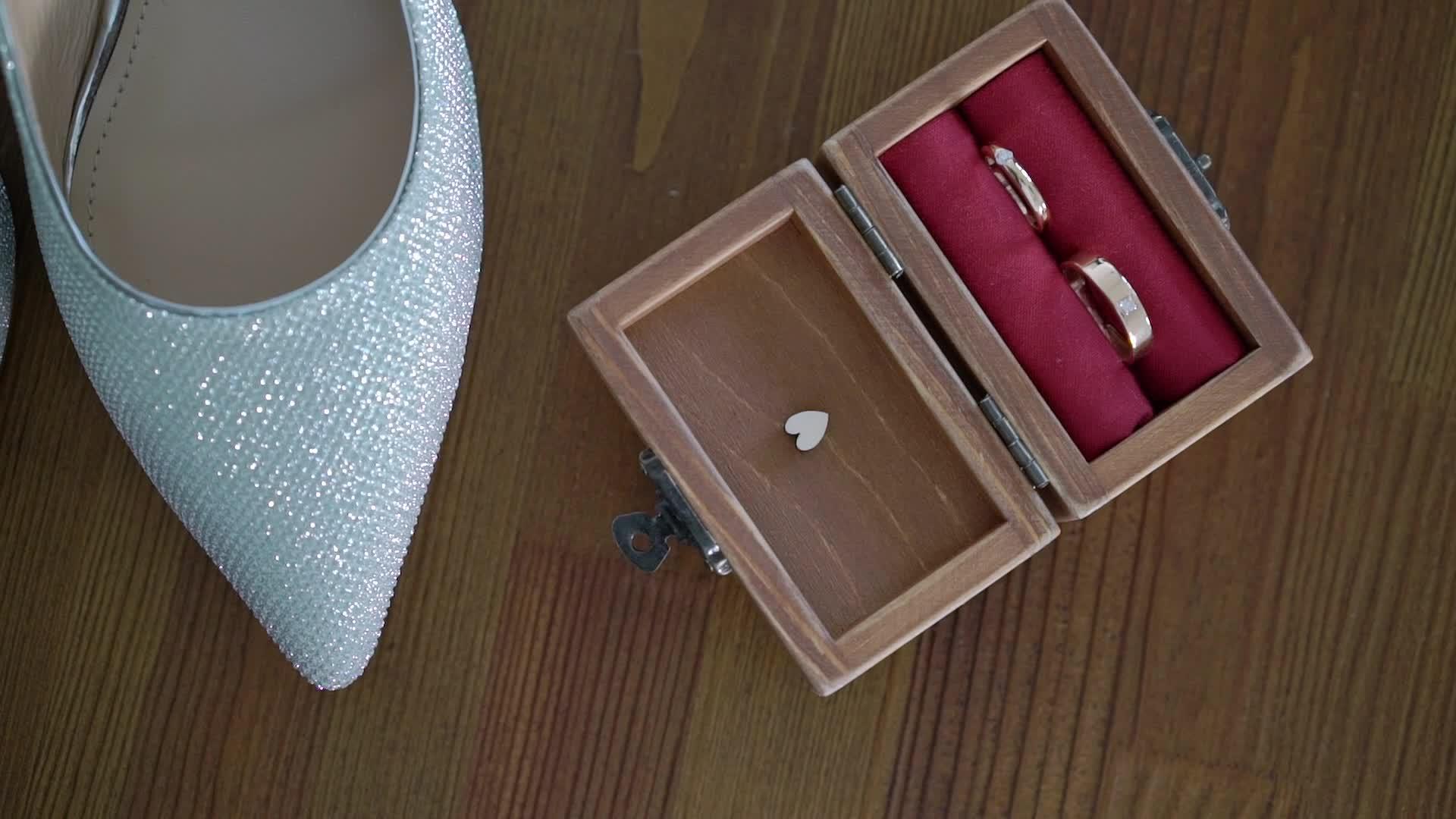 结婚戒指和新娘鞋一对婚姻符号新娘和新郎成为妻子和丈夫视频的预览图