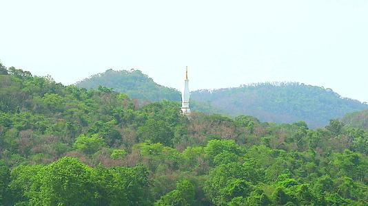 山上的金白塔在丹普拉顿寺庙的顶部视频的预览图