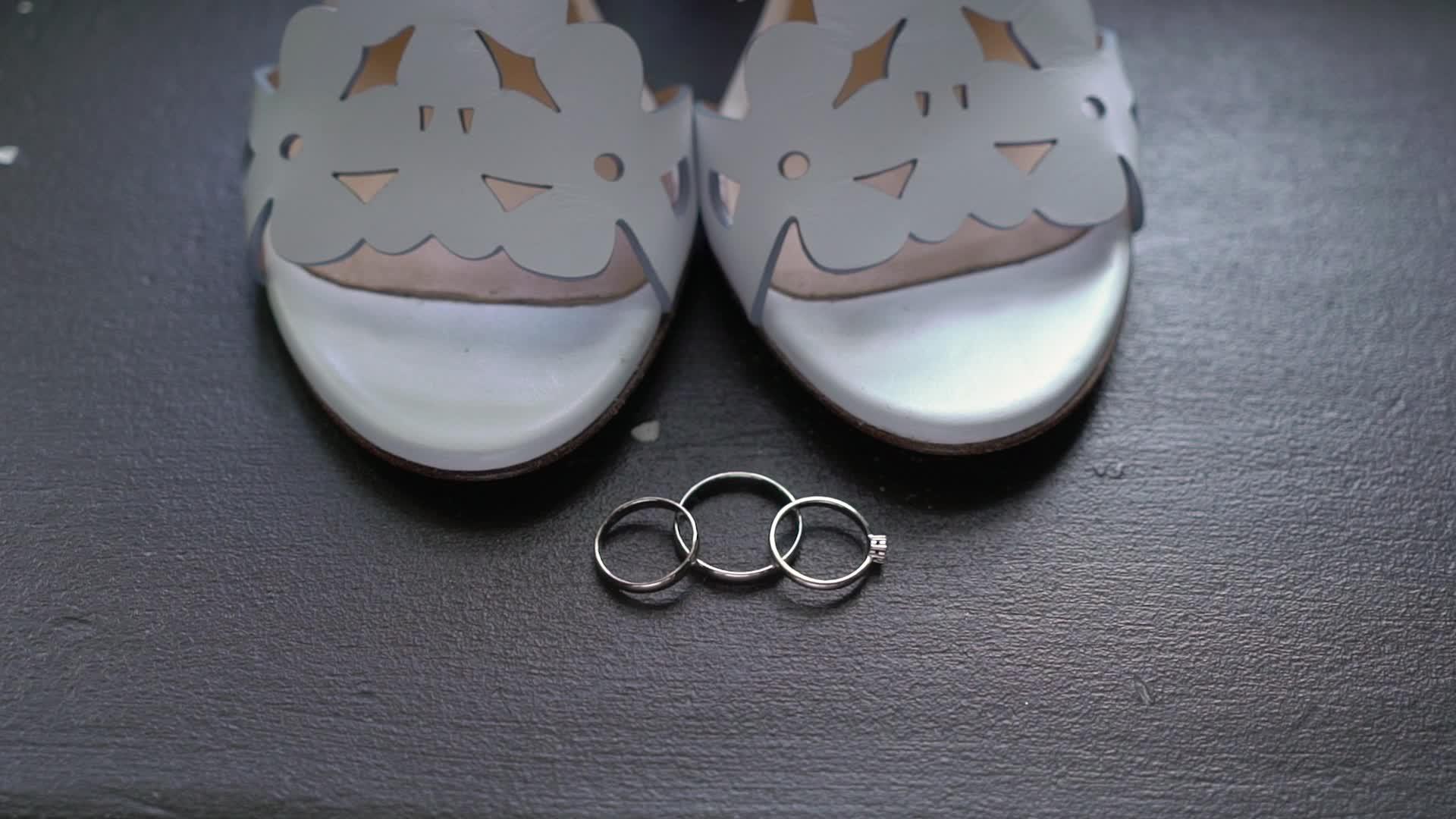 结婚戒指和新娘鞋一对婚姻符号新娘和新郎成为妻子和丈夫视频的预览图