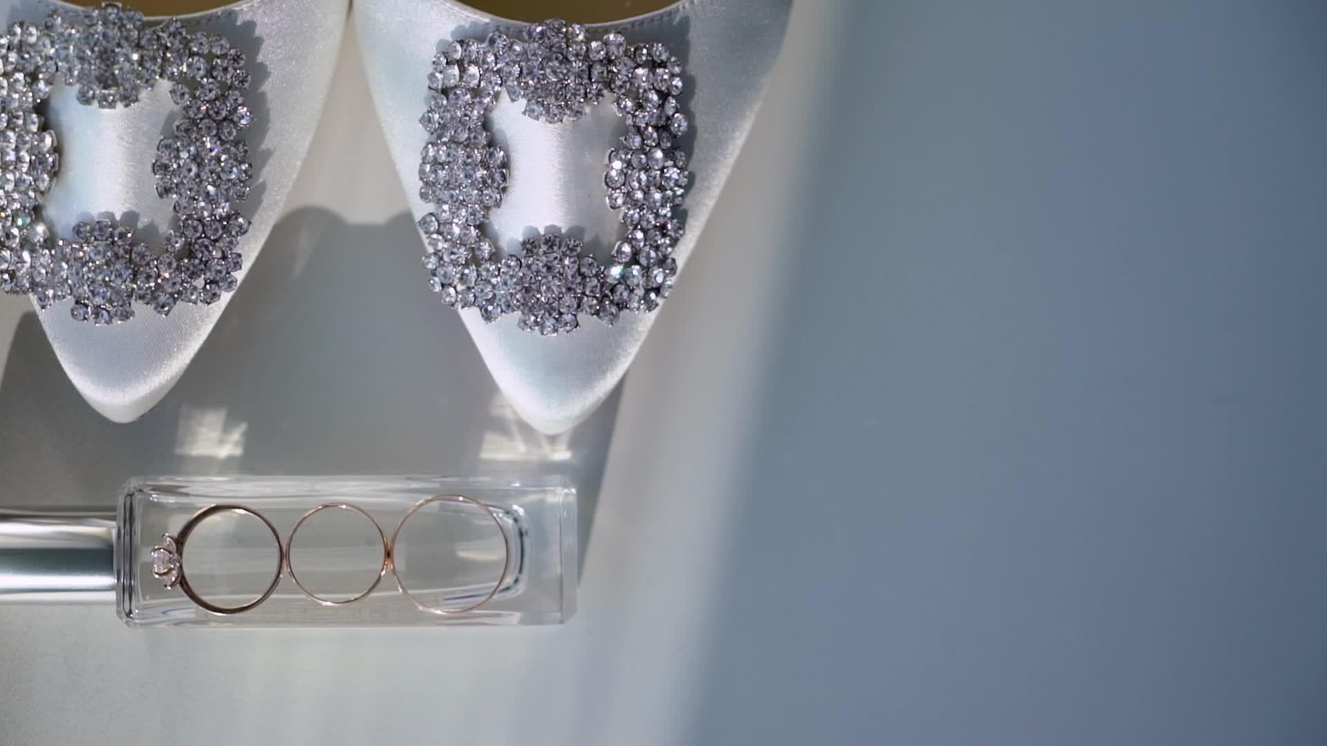 结婚戒指和新娘鞋视频的预览图