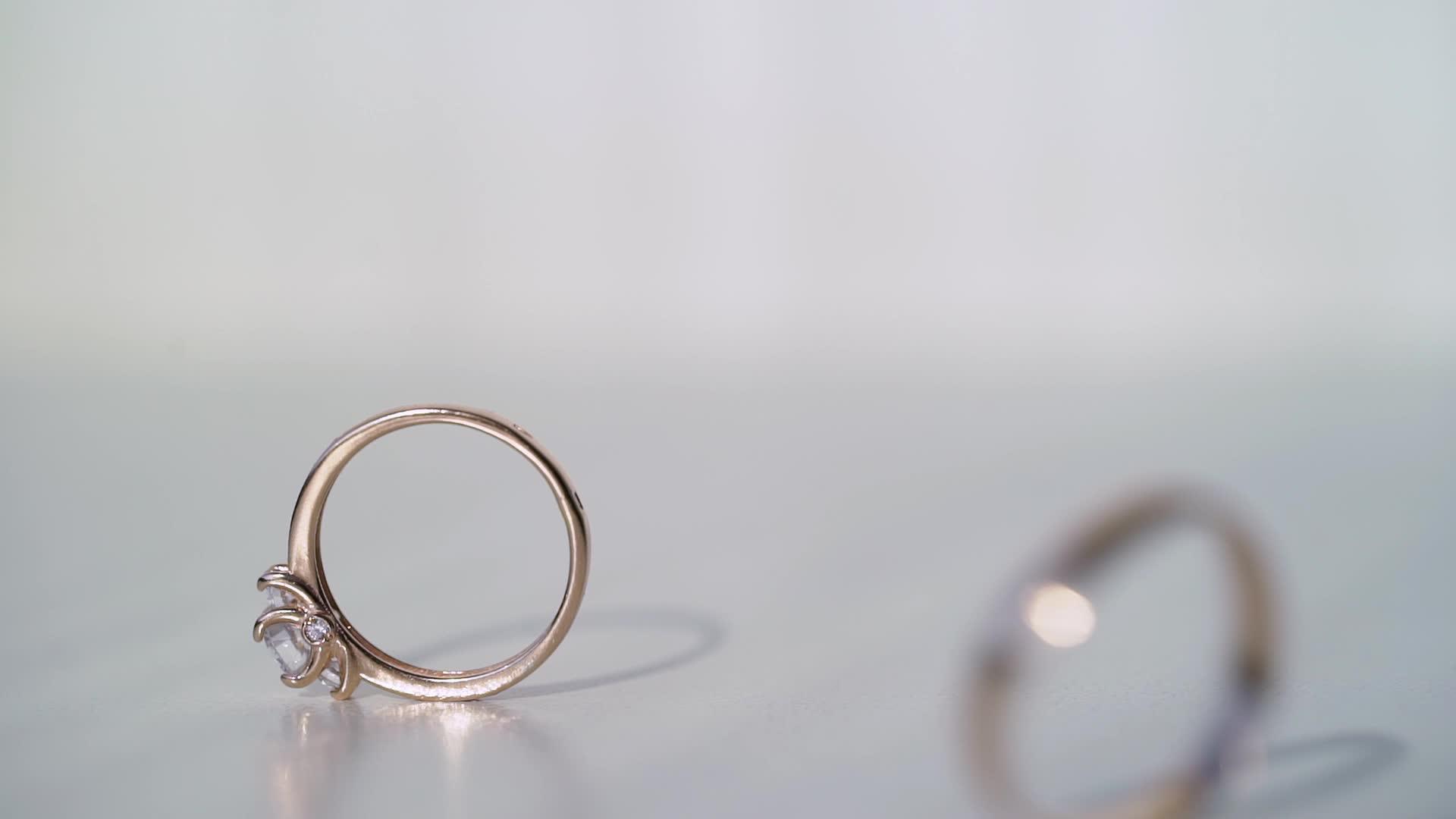 结婚戒指一对婚姻符号新娘和新郎成为妻子和丈夫的爱情婚姻视频的预览图
