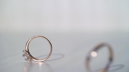 结婚戒指一对婚姻符号新娘和新郎成为妻子和丈夫的爱情婚姻视频的预览图