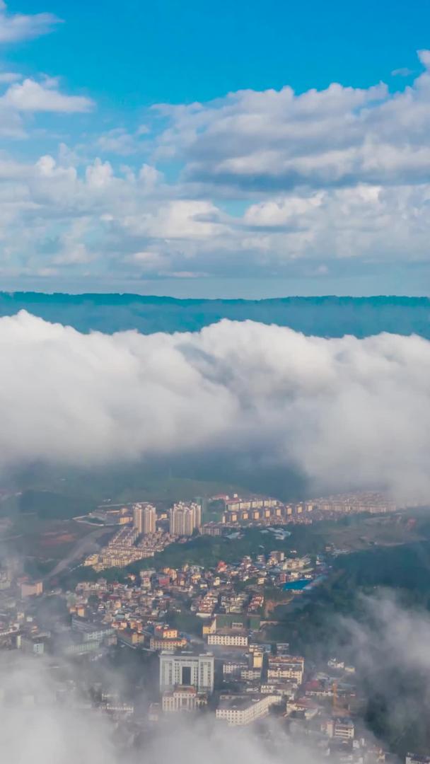 城市上空雾蓝天白云延迟摄影视频的预览图