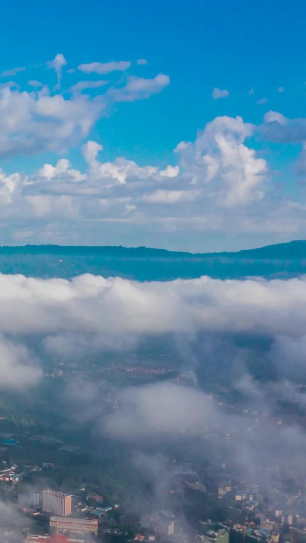 城市上空雾蓝天白云延迟摄影视频的预览图