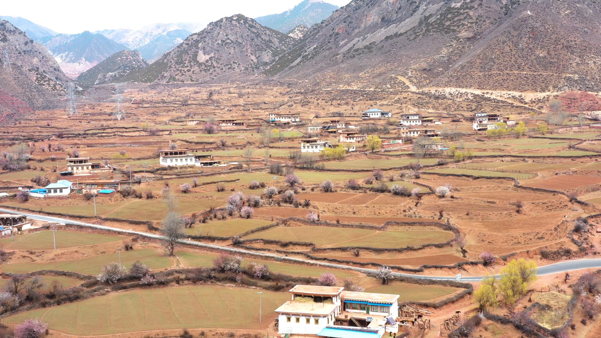 4K进藏第一村如美村航拍素材视频的预览图