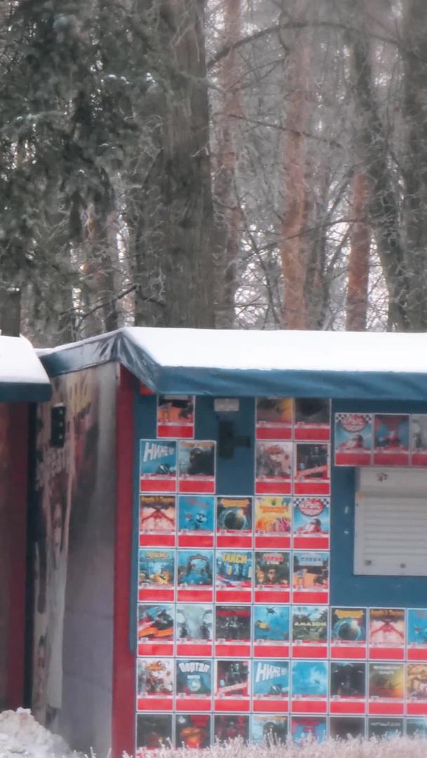 冬季大雪过后银光素包裹的树木游乐园视频的预览图