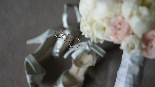 结婚戒指花束和新娘鞋视频的预览图