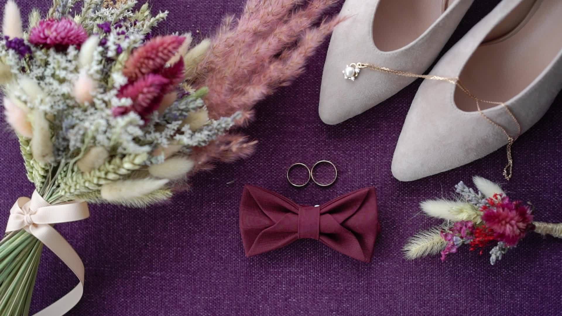 结婚戒指花束和新娘鞋一双婚姻符号新娘和新郎成为视频的预览图